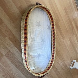 Design Dua woven changing basket for babies